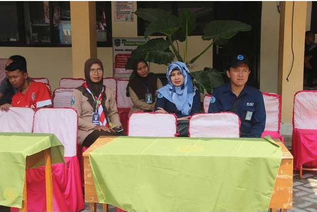 Menjadi Juri pada Lomba Orasi Anti Narkoba di SMK Negeri 2 Trenggalek Menjadi Juri pada Lomba Orasi Anti Narkoba di SMK Negeri 2 Trenggalek