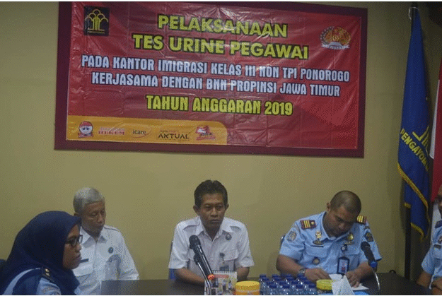 Tes Urin Narkoba (Mandiri) terhadap Pegawai Kantor Imigrasi Kelas III Non TPI Ponorogo Tes Urin Narkoba (Mandiri) terhadap Pegawai Kantor Imigrasi Kelas III Non TPI Ponorogo