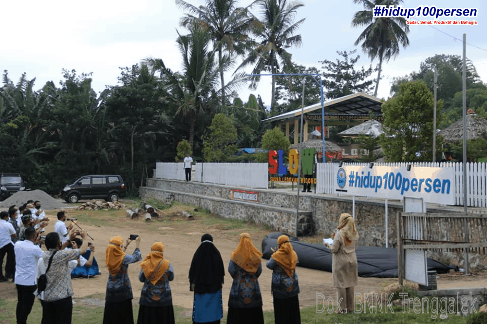 Launching Slogan Hidup 100 Persen oleh Kepala BNNP Jawa Timur di Area Wisata Kuliner Saung Ledokan Widoro (SLOW) Trenggalek