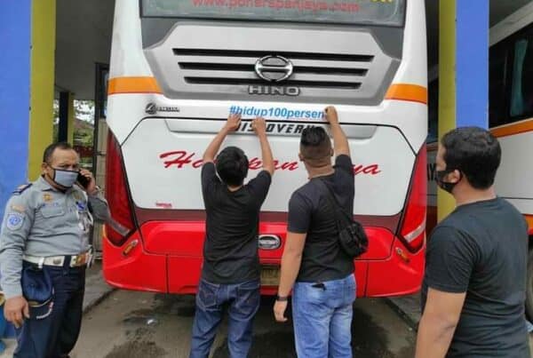 Kampanye Hidup 100 Persen, BNNK Trenggalek Lakukan Penempelan Stiker pada Angkutan Umum di Terminal Surodakan Trenggalek