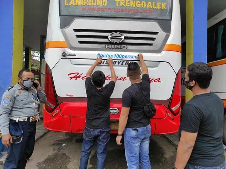 Kampanye Hidup 100 Persen, BNNK Trenggalek Lakukan Penempelan Stiker pada Angkutan Umum di Terminal Surodakan Trenggalek