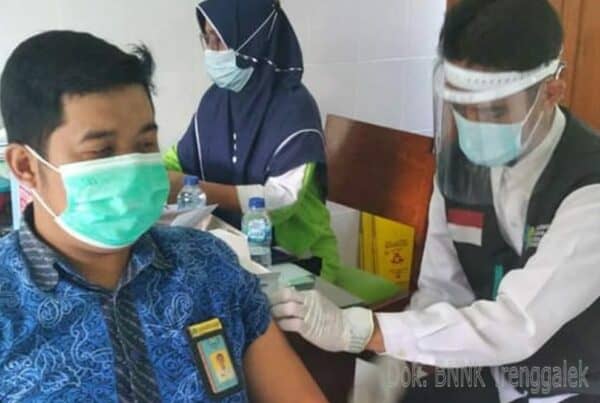 VAKSINASI COVID-19 PETUGAS MEDIS KLINIK PRATAMA BNN KABUPATEN TRENGGALEK