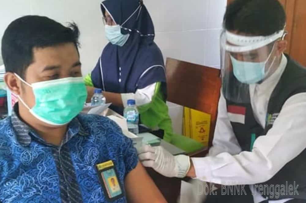 VAKSINASI COVID-19 PETUGAS MEDIS KLINIK PRATAMA BNN KABUPATEN TRENGGALEK VAKSINASI COVID-19 PETUGAS MEDIS KLINIK PRATAMA BNN KABUPATEN TRENGGALEK