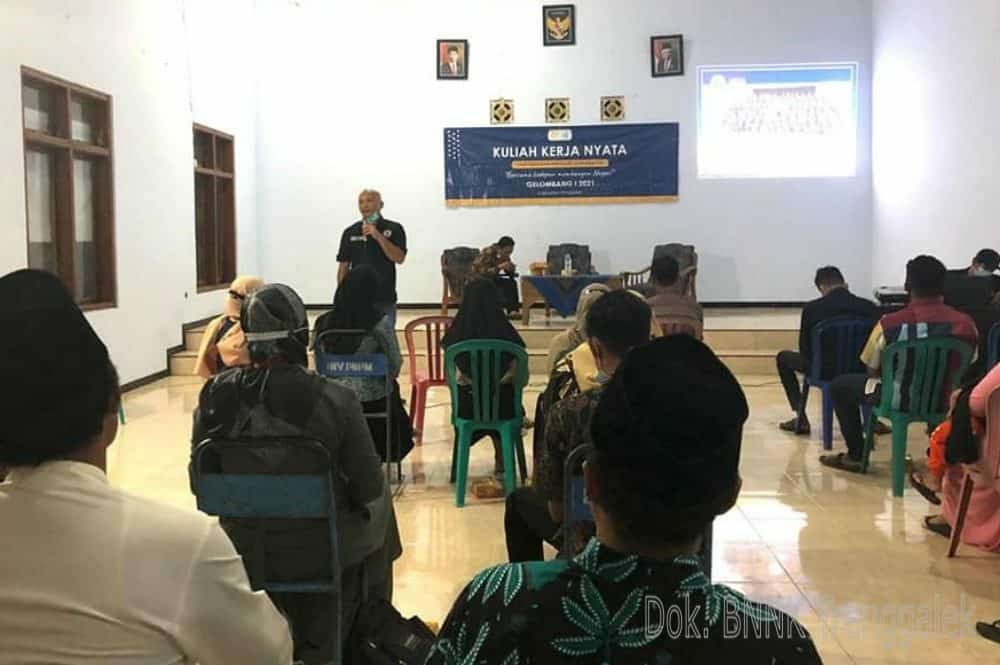 Sinergi dengan Mahasiswa UNESA, BNNK Trenggalek berikan Sosialisasi pada Masyarakat Desa Sumberejo, Durenan Trenggalek