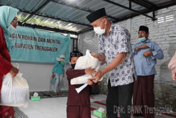 BINROHTAL DI LINGKUNGAN BNNK TRENGGALEK DAN SANTUNAN ANAK YATIM