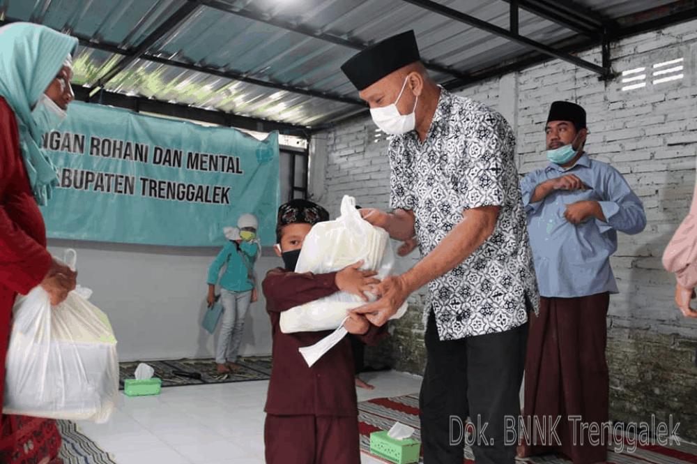 BINROHTAL DI LINGKUNGAN BNNK TRENGGALEK DAN SANTUNAN ANAK YATIM