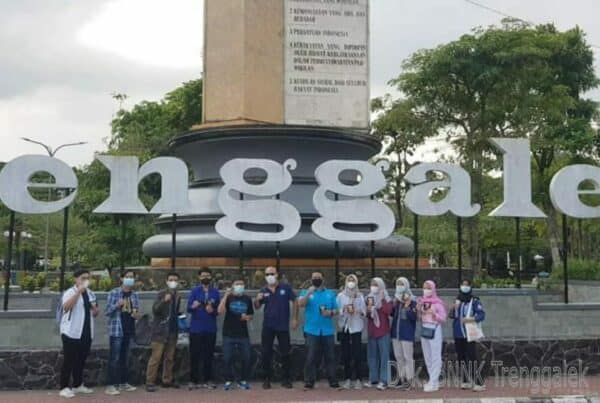 Momentum Peringatan HANI 2021, BNNK Trenggalek bagikan stiker War On Drugs kepada Masyarakat