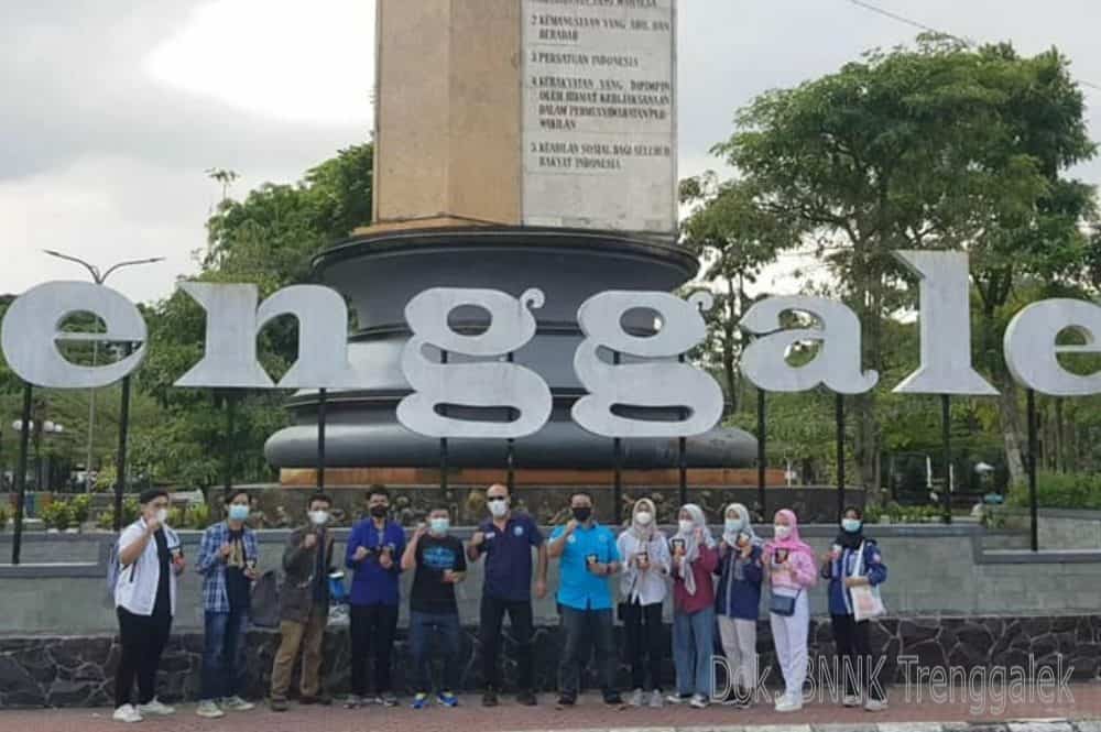 Momentum Peringatan HANI 2021, BNNK Trenggalek bagikan stiker War On Drugs kepada Masyarakat Momentum Peringatan HANI 2021, BNNK Trenggalek bagikan stiker War On Drugs kepada Masyarakat