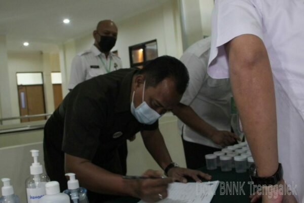 SOSIALISASI NARKOBA DAN TES URIN MANDIRI PENGADILAN NEGERI TRENGGALEK
