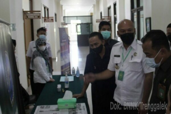 SOSIALISASI NARKOBA DAN TES URIN MANDIRI PENGADILAN NEGERI TRENGGALEK