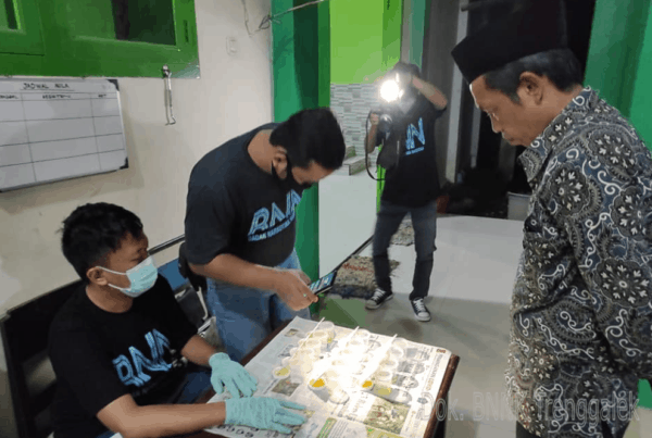 DETEKSI DINI PENYALAHGUNAAN NARKOBA DI MASYARAKAT, BNNK TRENGGALEK LAKSANAKAN TES URIN DI DESA ‘BERSINAR’ WIDORO