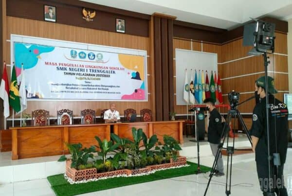 BNNK TRENGGALEK BERIKAN SOSIALISASI BAHAYA NARKOBA ONLINE UNTUK MPLS SMKN 1 TRENGGALEK