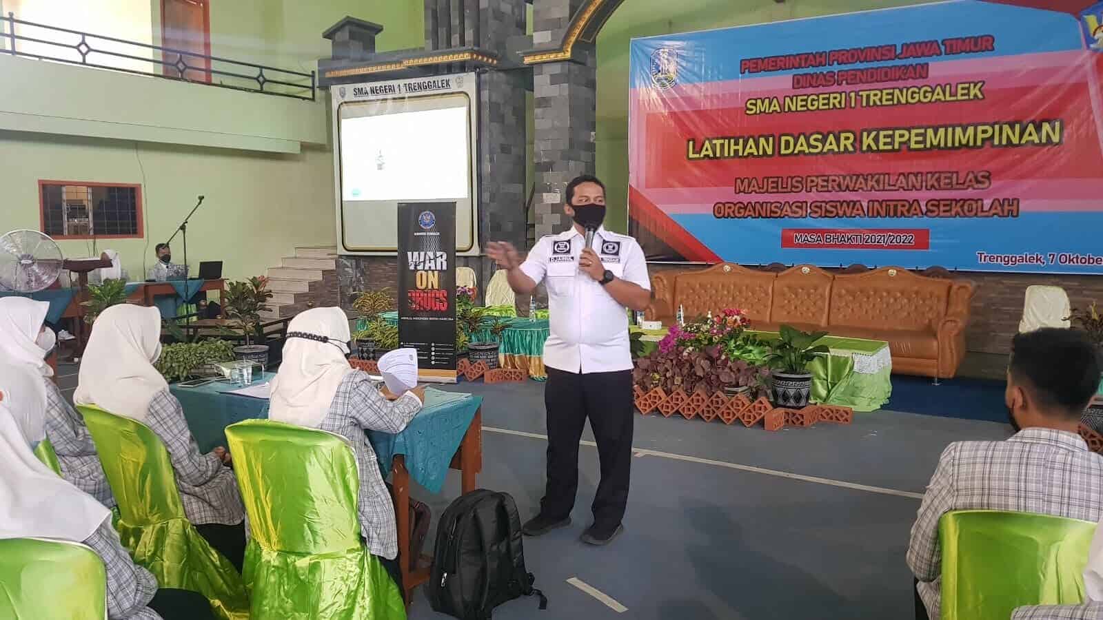BNNK Trenggalek berikan materi P4GN pada kegiatan Latihan Dasar Kepemimpinan MPK dan OSIS SMAN 1 Trenggalek