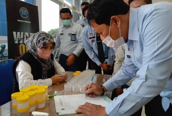 KOMITMEN DALAM CIPTAKAN LINGKUNGAN KERJA BERSIH NARKOBA, KANTOR IMIGRASI PONOROGO GANDENG BNNK TRENGGALEK GELAR TES URIN