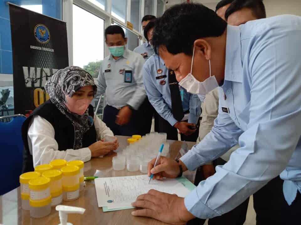 KOMITMEN DALAM CIPTAKAN LINGKUNGAN KERJA BERSIH NARKOBA, KANTOR IMIGRASI PONOROGO GANDENG BNNK TRENGGALEK GELAR TES URIN