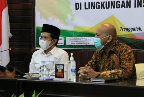 Terus masifkan upaya Pencegahan dan Pemberantasan Penyalahgunaan dan Peredaran Gelap Narkotika (P4GN) di Trenggalek, BNNK Trenggalek mengajak peran serta semua stake holder yang ada dengan menggelar workshop menyusun rencana aksi daerah, Rabu (6/10/2021). Dalam kegiatan bertajuk Workshop Penggiat P4GN di Lingkungan Instansi Pemerintah, secara resmi acara dibuka oleh Wakil Bupati Trenggalek, Syah M. Natanegara. Selain membuka acara, Wakil Bupati Trenggalek juga menyematkan PIN penggiat P4GN yang didamping Kepala BNNK Trenggalek, David Hutapea. Dilaksanakan di salah satu RM di Trenggalek, BNNK Trenggalek mengundang para ASN di lingkup Pemkab Trenggalek yang membidangi dalam program-program yang dapat di sinergikan dengan kegiatan P4GN. Tentunya hal ini ditujukan untuk mengefektifkan upaya Pencegahan dan Pemberantasan Penyalahgunaan dan Peredaran Gelap Narkotika (P4GN) sesuai amanah Perda dan Perbup tentang P4GN yang sudah ada. Dalam sambutannya, Wabup Syah menyampaikan rasa keprihatinannya atas tingginya angka peredaran dan penyalahgunaan peredaran gelap narkoba saat ini. Wabup Syah juga mengajak peran serta seluruh lapisan masyarakat, khususnya perangkat pemerintah untuk terus bersinergi dengan seluruh komponen masyarakat. Wabup berharap dengan kegiatan ini dapat menjadi momentum kebangkitan dalam menyusun konsep pembangunan berwawasan anti narkoba dengan menumbuhkan rasa kebersamaan serta membangun komitmen bersama sinergi seluruh komponen masyarakat khususnya instansi pemerintah. Sedangkan Kepala BNNK Trenggalek, David Hutapea, dalam kegiatan itu menuturkan, bahwa melalui kegiatan ini, kita akan menyusun rencana aksi tim terpadu P4GN di Kabupaten Trenggalek. Kepala BNNK berharap melalui kegiatan ini, bisa menjadi dasar bagi kegiatan-kegiatan P4GN yang dilakukan oleh OPD-OPD bersama dengan BNNK Trenggalek. Hal ini tentunya sebagai perwujudtan dari amanat perda dan perbup Kabupaten Trenggalek yang sudah ada sebelumnya, sebagai fasilitasi P4GN di Kabupaten Trenggalek. Guna mendukung kegiatan ini, BNNK Trenggalek menghadirkan narasumber ; Plt. Bappedalitbang Kabupaten Trenggalek, dr. Ratna Sulistyowati, M.Kes, Plt. Kepala Kesbangpol Kabupaten Trenggalek, Drs. Joko Susanto, dan Sekretaris Dinas PMD Kab. Trenggalek, Suhartoko, SE, M.Si. (adb) #infobnn #bnnktrenggalek