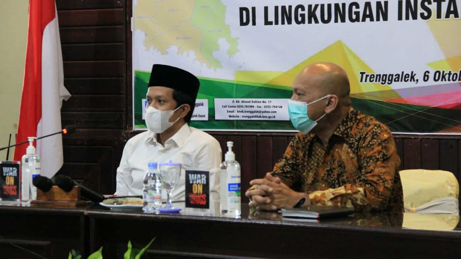 Terus masifkan upaya Pencegahan dan Pemberantasan Penyalahgunaan dan Peredaran Gelap Narkotika (P4GN) di Trenggalek, BNNK Trenggalek mengajak peran serta semua stake holder yang ada dengan menggelar workshop menyusun rencana aksi daerah, Rabu (6/10/2021). Dalam kegiatan bertajuk Workshop Penggiat P4GN di Lingkungan Instansi Pemerintah, secara resmi acara dibuka oleh Wakil Bupati Trenggalek, Syah M. Natanegara. Selain membuka acara, Wakil Bupati Trenggalek juga menyematkan PIN penggiat P4GN yang didamping Kepala BNNK Trenggalek, David Hutapea. Dilaksanakan di salah satu RM di Trenggalek, BNNK Trenggalek mengundang para ASN di lingkup Pemkab Trenggalek yang membidangi dalam program-program yang dapat di sinergikan dengan kegiatan P4GN. Tentunya hal ini ditujukan untuk mengefektifkan upaya Pencegahan dan Pemberantasan Penyalahgunaan dan Peredaran Gelap Narkotika (P4GN) sesuai amanah Perda dan Perbup tentang P4GN yang sudah ada. Dalam sambutannya, Wabup Syah menyampaikan rasa keprihatinannya atas tingginya angka peredaran dan penyalahgunaan peredaran gelap narkoba saat ini. Wabup Syah juga mengajak peran serta seluruh lapisan masyarakat, khususnya perangkat pemerintah untuk terus bersinergi dengan seluruh komponen masyarakat. Wabup berharap dengan kegiatan ini dapat menjadi momentum kebangkitan dalam menyusun konsep pembangunan berwawasan anti narkoba dengan menumbuhkan rasa kebersamaan serta membangun komitmen bersama sinergi seluruh komponen masyarakat khususnya instansi pemerintah. Sedangkan Kepala BNNK Trenggalek, David Hutapea, dalam kegiatan itu menuturkan, bahwa melalui kegiatan ini, kita akan menyusun rencana aksi tim terpadu P4GN di Kabupaten Trenggalek. Kepala BNNK berharap melalui kegiatan ini, bisa menjadi dasar bagi kegiatan-kegiatan P4GN yang dilakukan oleh OPD-OPD bersama dengan BNNK Trenggalek. Hal ini tentunya sebagai perwujudtan dari amanat perda dan perbup Kabupaten Trenggalek yang sudah ada sebelumnya, sebagai fasilitasi P4GN di Kabupaten Trenggalek. Guna mendukung kegiatan ini, BNNK Trenggalek menghadirkan narasumber ; Plt. Bappedalitbang Kabupaten Trenggalek, dr. Ratna Sulistyowati, M.Kes, Plt. Kepala Kesbangpol Kabupaten Trenggalek, Drs. Joko Susanto, dan Sekretaris Dinas PMD Kab. Trenggalek, Suhartoko, SE, M.Si. (adb) #infobnn #bnnktrenggalek