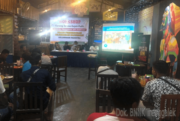 SOSIALISASI BAHAYA NARKOBA PADA KEGIATAN WORKSHOP PEMUDA PENGGERAK ANTI NARKOBA BAGI ANGGOTA KARANG TARUNA GAJAH PUTIH KELURAHAN NGANTRU