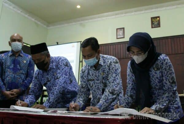 WUJUDKAN TRENGGALEK ‘BERSINAR’, TIGA LEMBAGA SATUAN PENDIDIKAN TANDATANGANI KOMITMEN BERSAMA WUJUDKAN TRENGGALEK ‘BERSINAR’, TIGA LEMBAGA SATUAN PENDIDIKAN TANDATANGANI KOMITMEN BERSAMA