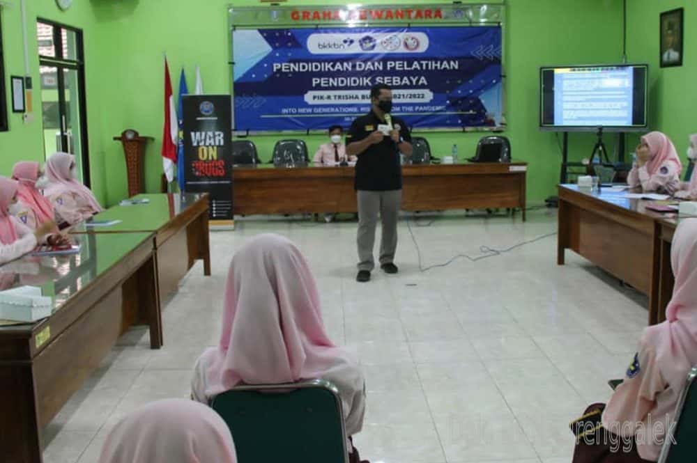 Sosisalisasi P4GN pada Kegitatn Diklat Pendidik Sebaya PIK-R Trishabuana SMAN 2 Trenggalek