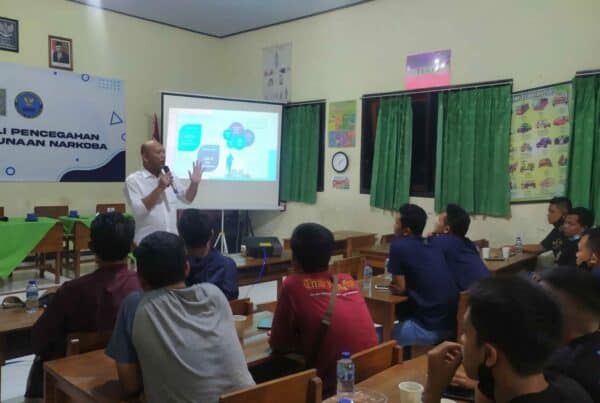 BNNK TRENGGALEK BERIKAN SOSIALISASI BAHAYA NARKOBA PADA ANGGOTA PSHT RANTING TRENGGALEK