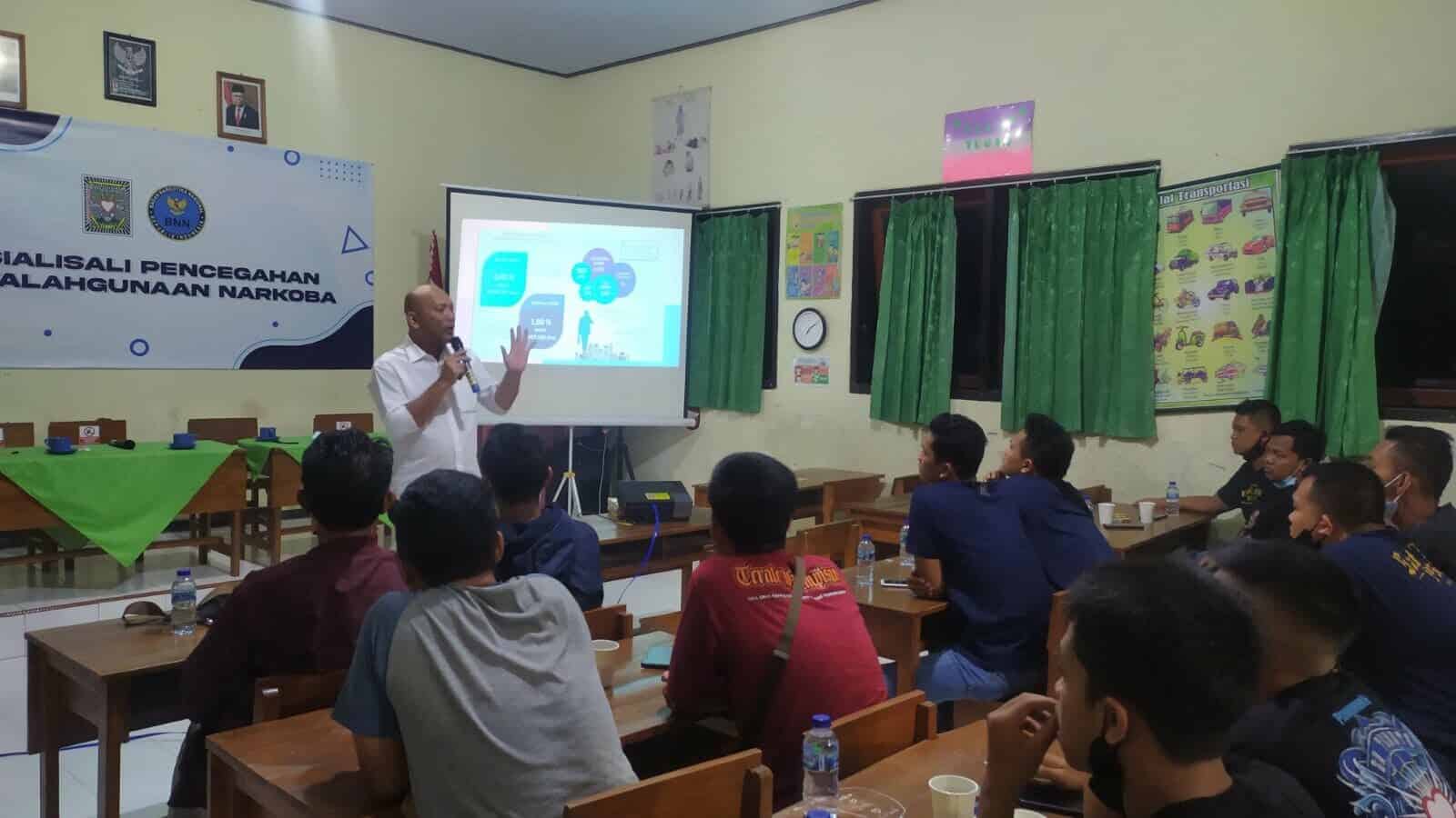 BNNK TRENGGALEK BERIKAN SOSIALISASI BAHAYA NARKOBA PADA ANGGOTA PSHT RANTING TRENGGALEK