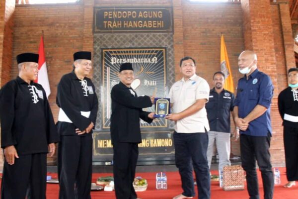 KUNJUNGAN KE TRENGGALEK, KEPALA BNNP JATIM KUNJUNGI PADEPOKAN PSHT CABANG TRENGGALEK DAN KLUB SEPAK BOLA WANITA PERTAMA DI TRENGGALEK