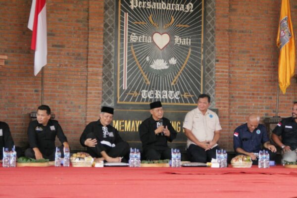 KUNJUNGAN KE TRENGGALEK, KEPALA BNNP JATIM KUNJUNGI PADEPOKAN PSHT CABANG TRENGGALEK DAN KLUB SEPAK BOLA WANITA PERTAMA DI TRENGGALEK