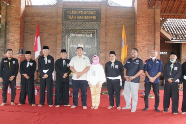 KUNJUNGAN KE TRENGGALEK, KEPALA BNNP JATIM KUNJUNGI PADEPOKAN PSHT CABANG TRENGGALEK DAN KLUB SEPAK BOLA WANITA PERTAMA DI TRENGGALEK