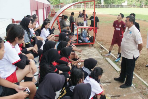 KUNJUNGAN KE TRENGGALEK, KEPALA BNNP JATIM KUNJUNGI PADEPOKAN PSHT CABANG TRENGGALEK DAN KLUB SEPAK BOLA WANITA PERTAMA DI TRENGGALEK