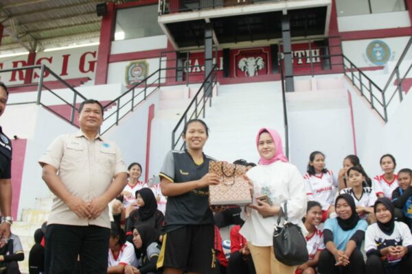 KUNJUNGAN KE TRENGGALEK, KEPALA BNNP JATIM KUNJUNGI PADEPOKAN PSHT CABANG TRENGGALEK DAN KLUB SEPAK BOLA WANITA PERTAMA DI TRENGGALEK