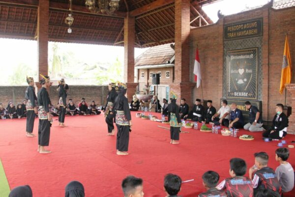 KUNJUNGAN KE TRENGGALEK, KEPALA BNNP JATIM KUNJUNGI PADEPOKAN PSHT CABANG TRENGGALEK DAN KLUB SEPAK BOLA WANITA PERTAMA DI TRENGGALEK