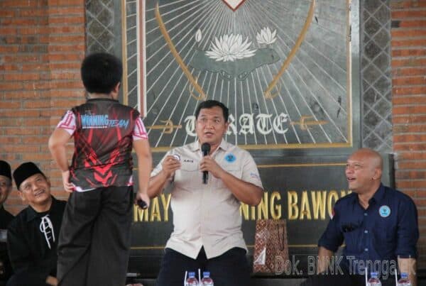 KUNJUNGAN KE TRENGGALEK, KEPALA BNNP JATIM KUNJUNGI PADEPOKAN PSHT CABANG TRENGGALEK DAN KLUB SEPAK BOLA WANITA PERTAMA DI TRENGGALEK