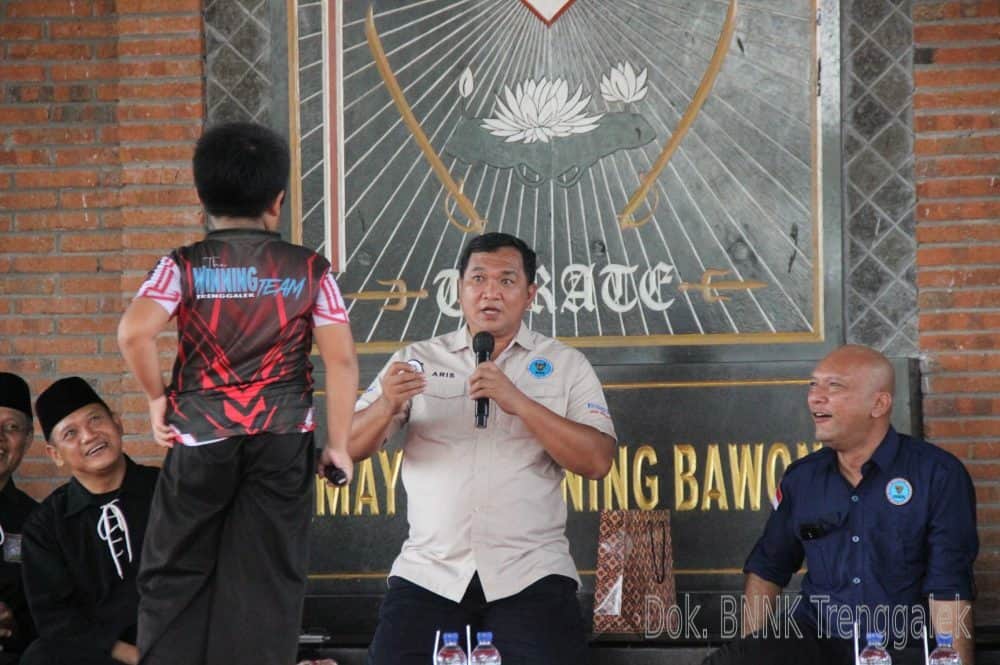 KUNJUNGAN KE TRENGGALEK, KEPALA BNNP JATIM KUNJUNGI PADEPOKAN PSHT CABANG TRENGGALEK DAN KLUB SEPAK BOLA WANITA PERTAMA DI TRENGGALEK KUNJUNGAN KE TRENGGALEK, KEPALA BNNP JATIM KUNJUNGI PADEPOKAN PSHT CABANG TRENGGALEK DAN KLUB SEPAK BOLA WANITA PERTAMA DI TRENGGALEK