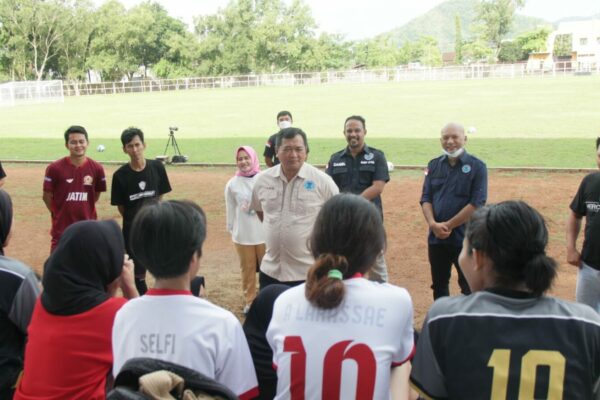 KUNJUNGAN KE TRENGGALEK, KEPALA BNNP JATIM KUNJUNGI PADEPOKAN PSHT CABANG TRENGGALEK DAN KLUB SEPAK BOLA WANITA PERTAMA DI TRENGGALEK