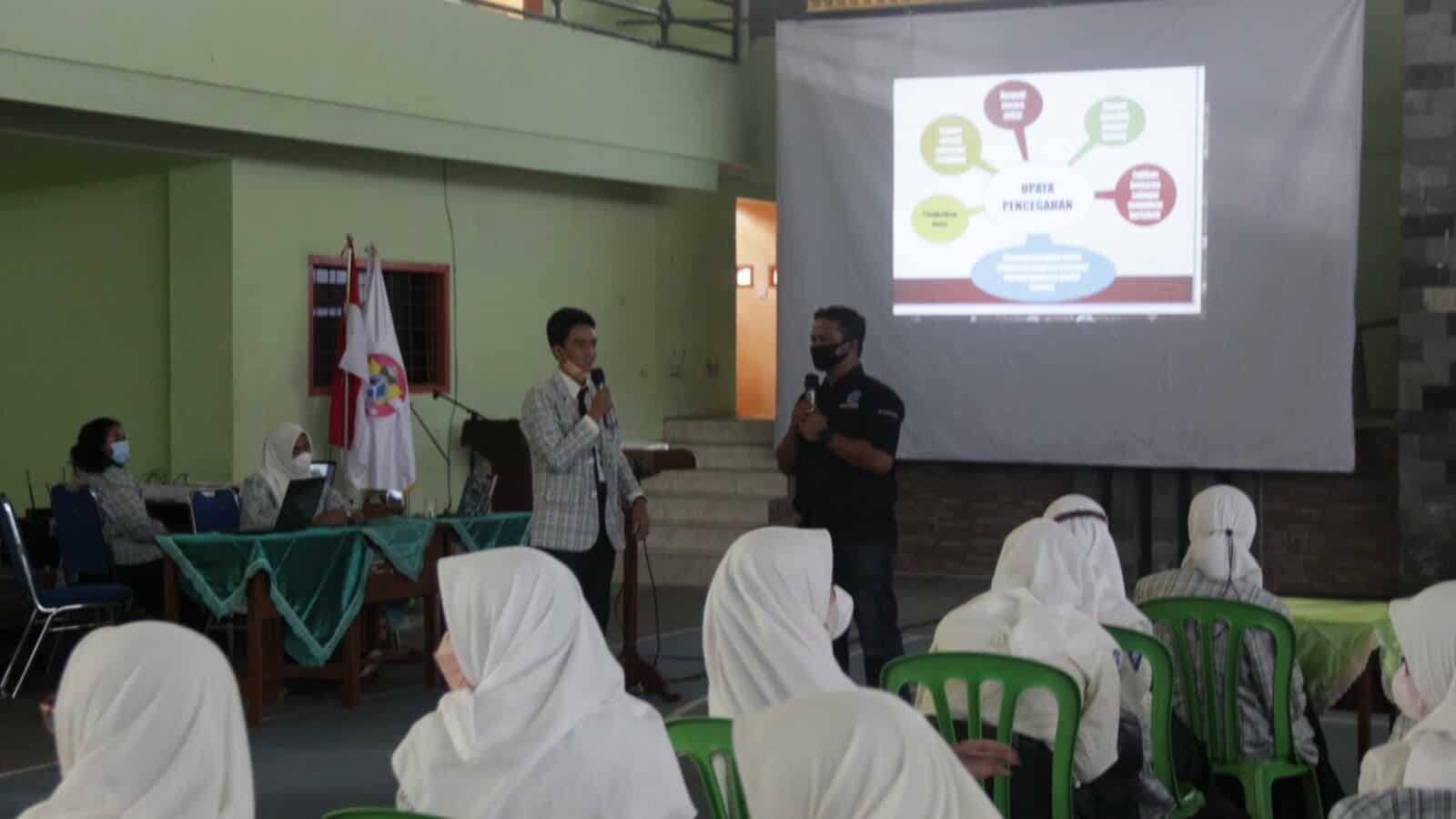 BNNK TRENGGALEK BEKALI PIK-R SMAN 1 TRENGGALEK DENGAN MATERI P4GN DI LINGKUNGAN SEKOLAH BNNK TRENGGALEK BEKALI PIK-R SMAN 1 TRENGGALEK DENGAN MATERI P4GN DI LINGKUNGAN SEKOLAH