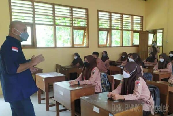 BNNK TRENGGALEK BEKALI PELAJAR PELOPOR ANTI NARKOBA SMAN 1 KAMPAK DENGAN MATERI P4GN