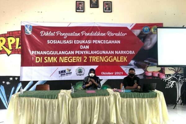 SOSIALISASI DAN EDUKASI P4GN BNNK TRENGGALEK PADA PELAJAR DI SMKN 2 TRENGGALEK