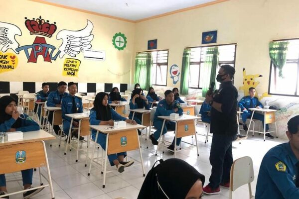 SOSIALISASI DAN EDUKASI P4GN BNNK TRENGGALEK PADA PELAJAR DI SMKN 2 TRENGGALEK
