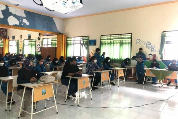 SOSIALISASI DAN EDUKASI P4GN BNNK TRENGGALEK PADA PELAJAR DI SMKN 2 TRENGGALEK
