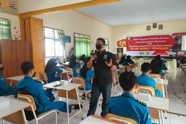 SOSIALISASI DAN EDUKASI P4GN BNNK TRENGGALEK PADA PELAJAR DI SMKN 2 TRENGGALEK