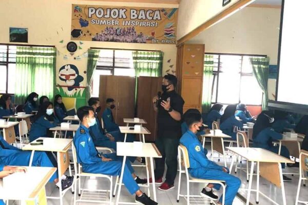 SOSIALISASI DAN EDUKASI P4GN BNNK TRENGGALEK PADA PELAJAR DI SMKN 2 TRENGGALEK