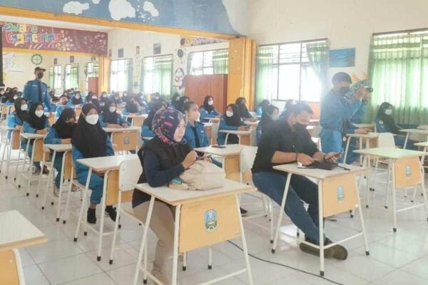 SOSIALISASI DAN EDUKASI P4GN BNNK TRENGGALEK PADA PELAJAR DI SMKN 2 TRENGGALEK