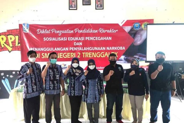 SOSIALISASI DAN EDUKASI P4GN BNNK TRENGGALEK PADA PELAJAR DI SMKN 2 TRENGGALEK