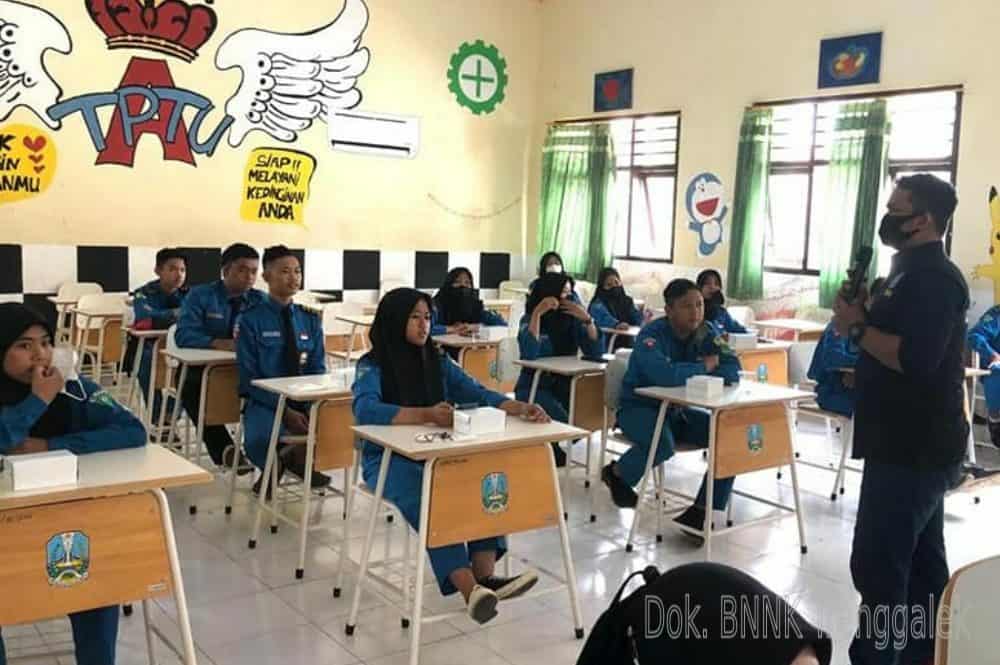 SOSIALISASI DAN EDUKASI P4GN BNNK TRENGGALEK PADA PELAJAR DI SMKN 2 TRENGGALEK