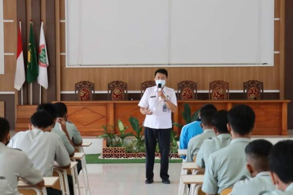 WUJUDKAN LINGKUNGAN PENDIDIKAN BERSIH NARKOBA, BNNK TRENGGALEK ADAKAN SCREENING TES URIN BAGI PELAJAR DI SMKN 1 TRENGGALEK
