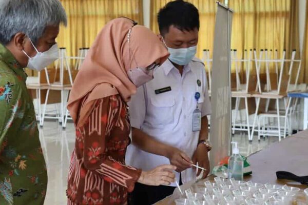 WUJUDKAN LINGKUNGAN PENDIDIKAN BERSIH NARKOBA, BNNK TRENGGALEK ADAKAN SCREENING TES URIN BAGI PELAJAR DI SMKN 1 TRENGGALEK