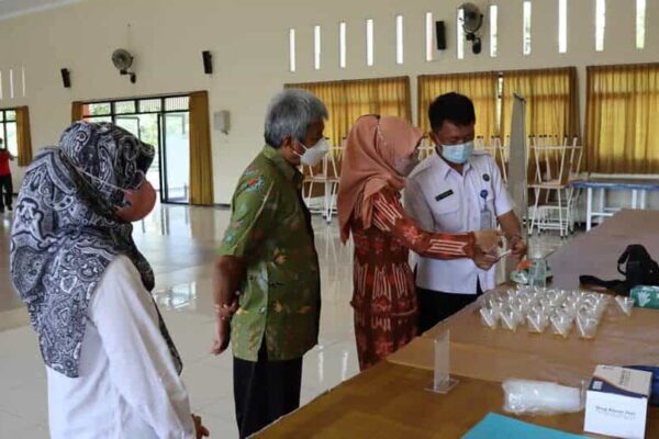 WUJUDKAN LINGKUNGAN PENDIDIKAN BERSIH NARKOBA, BNNK TRENGGALEK ADAKAN SCREENING TES URIN BAGI PELAJAR DI SMKN 1 TRENGGALEK