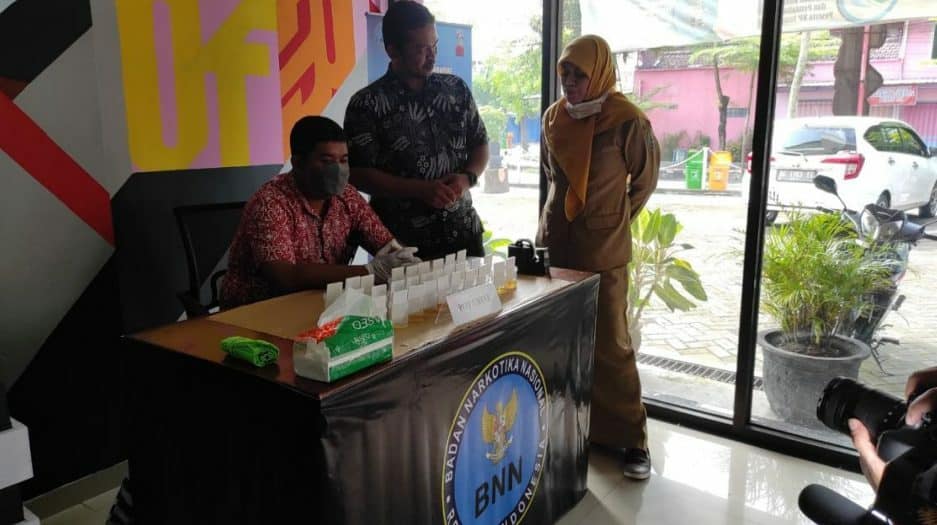 PEMBERDAYAAN MASYARAKAT MELALUI TES URINE DI LINGKUNGAN INSTANSI PEMERINTAH PEMBERDAYAAN MASYARAKAT MELALUI TES URINE DI LINGKUNGAN INSTANSI PEMERINTAH
