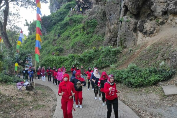 SAMBUT HUT KE-21 BNN, BNNK TRENGGALEK KAMPANYEKAN WAR ON DRUGS MELALUI PAGELARAN SENI DAN KEJUARAAN ROCK CLIMBING